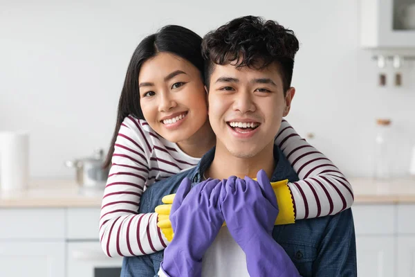 Retrato de hermosa pareja asiática mantenimiento de la casa juntos, interior de la cocina — Foto de Stock