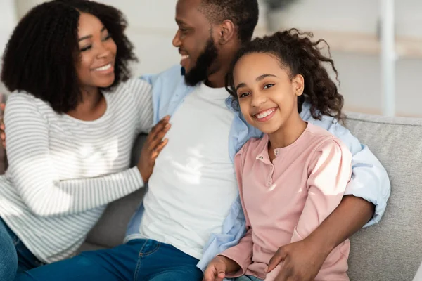 Portret van een gelukkig zwart gezin dat samen tijd doorbrengt — Stockfoto