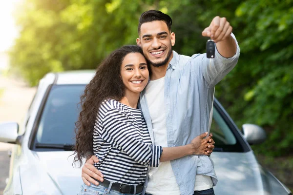 Feliz joven pareja de oriente medio mostrando la nueva llave del coche — Foto de Stock
