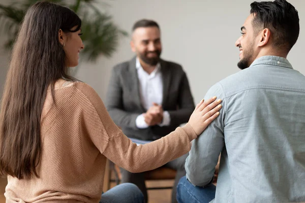 Happy couple reconciling at therapy session in therapists office — Stock Photo, Image