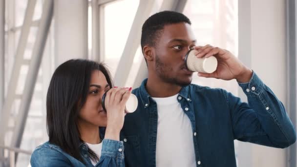 Turistas negros casal beber café à espera de voo no aeroporto — Vídeo de Stock