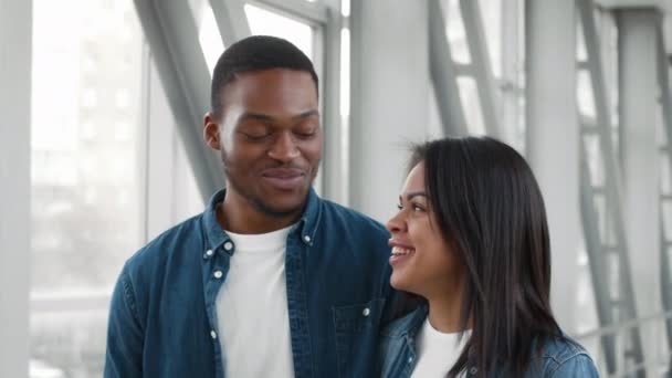 Afrikanisches Touristenpaar plaudert und lacht beim Kaffeetrinken im Flughafen — Stockvideo