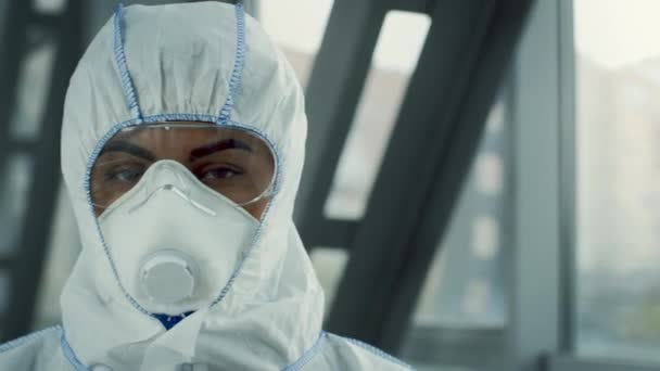 Portrait Of Female Medical Worker Wearing Hazmat Suit In Airport (dalam bahasa Inggris). — Stok Video