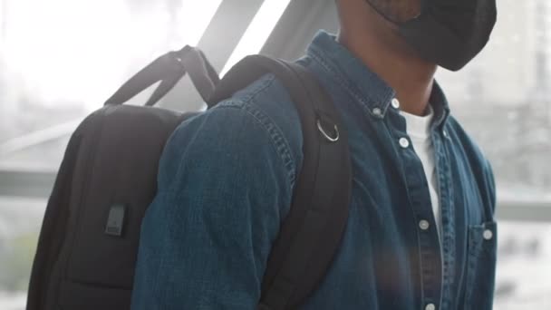 Afrikkalainen Amerikkalainen Matkustaja Guy yllään Face Mask Walking In Airport — kuvapankkivideo