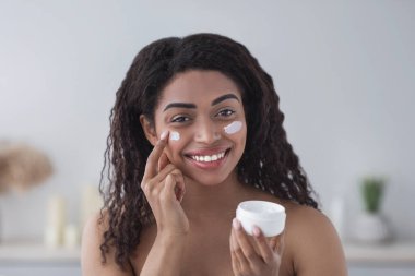 Yaşlanma önleyici bakım, kırışıklık önleyici, duş sonrası nemlendirici, güzellik koruması, covid-19