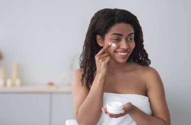 Kırışıklıkları önler, nemlendirici ve yaşlanma önleyici terapi uygulanır.