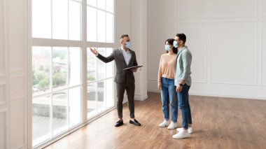 Koruyucu Tıbbi Maske Ajanı Yeni Apartman Alıcılarını Gösteriyor
