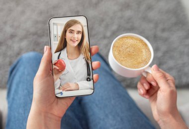 Güzel doktorla görüntülü konuşma yapan bir kadın, telefon kullanıyor.