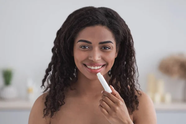 Mujer con belleza natural sin maquillaje hidrata la piel en casa —  Fotos de Stock