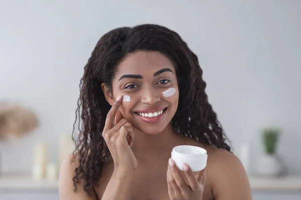 Cuidado antienvejecimiento, anti-arrugas, hidratante después de la ducha, protección de belleza, covid-19 — Foto de Stock