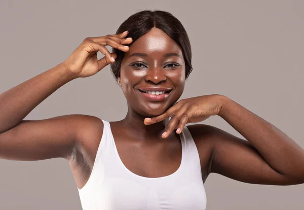 Essentieel Schoonheid. schoonheid portret van gelukkig jong Afrikaans vrouw met vlekkeloze huid — Stockfoto