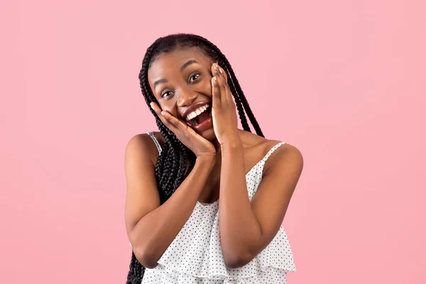 グラマラス若いです黒女性で夏服に触れ彼女の顔で興奮,広告何か上のピンクの背景 — ストック写真