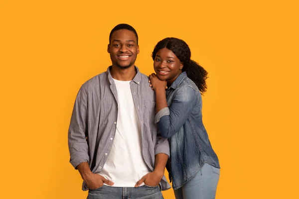 Sarı Arkaplan Üzerinde Günlük Giysiler Giyen Neşeli Genç Afrikalı Amerikalı Çift — Stok fotoğraf