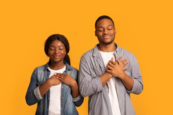 宁静的黑人夫妇手挽手的画像，感到幸福 — 图库照片
