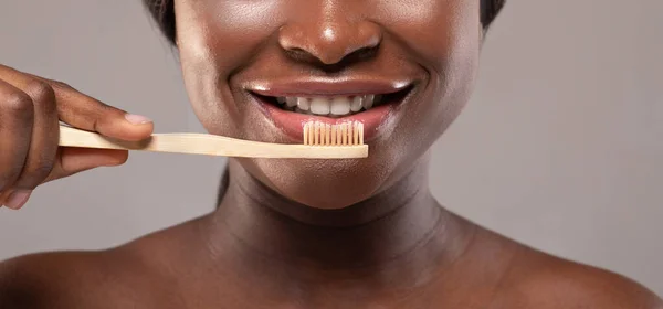 Närbild skott av leende svart kvinna innehav Eco Bamboo Trä tandborste — Stockfoto