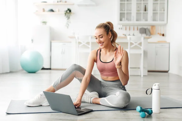 Online-Trainer und Unterricht, Sport-Chat, aktiver Lebensstil und Workout zu Hause, COVID-19 — Stockfoto