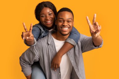 Neşeli Siyah Aşıklar Kamerada Eğleniyor, Kucaklıyor ve Barış Hareketleri Gösteriyor