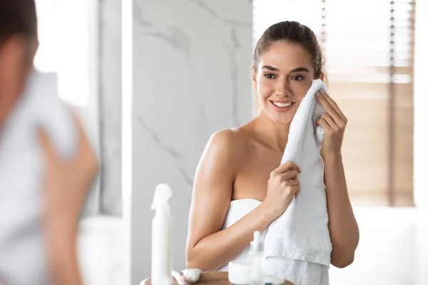Cara de secado femenina feliz con toalla después de la ducha en el baño —  Fotos de Stock