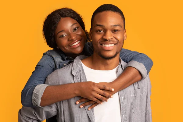 快乐浪漫的年轻非洲裔美国夫妇拥抱和微笑的特写镜头 — 图库照片