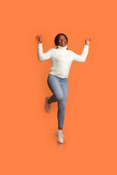 Neşeli Afro-Amerikan Kadın Portresi Kaldırılmış Ellerle Havada Zıplıyor — Stok fotoğraf