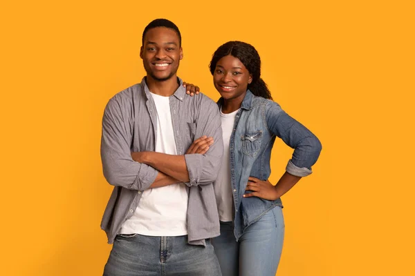 Happy Millennials. Portrait Of Cheerful Young Black Man And Woman Posing Together — Stock Photo, Image