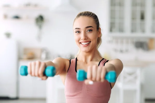 Training zu Hause während der COVID-19-Pandemie, Gesundheitsfürsorge, Sport und aktiver Lebensstil — Stockfoto