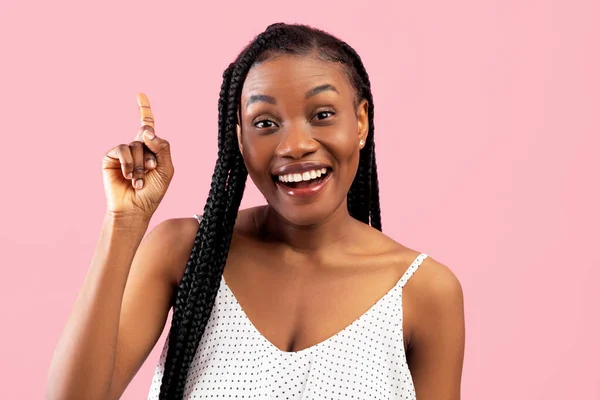 Millennial donna afroamericana vivendo momento AHA, avendo idea creativa, gesticolando eureka su sfondo rosa — Foto Stock