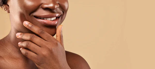 Красота. Обрезанный снимок улыбающейся обнаженной чёрной женщины с идеальной кожей — стоковое фото
