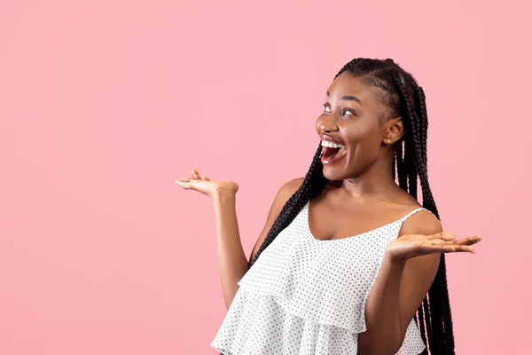 Érzelmi fekete hölgy nyári ruha nézi üres tér meglepetés, sikoltozó OMG rózsaszín stúdió háttér — Stock Fotó