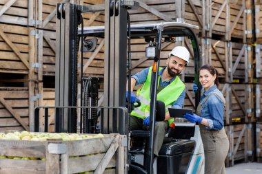 Dağıtım, markette ve markette satılık meyve yüklemesi, hasat mevsiminde depoda çalışma