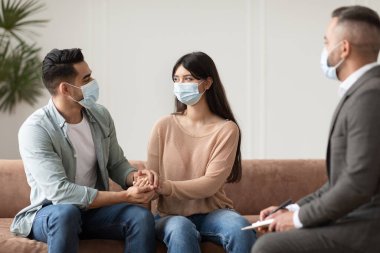 Terapistlerle terapi seansında konuşan mutlu çift.