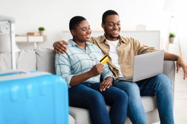 Laptop ve kredi kartlı Afrikalı Çiftler Uçuşu