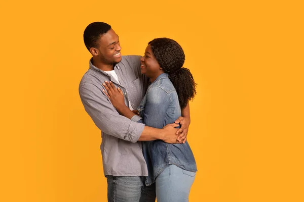 Feliz joven afroamericano cónyuges abrazando y sonriendo el uno al otro —  Fotos de Stock
