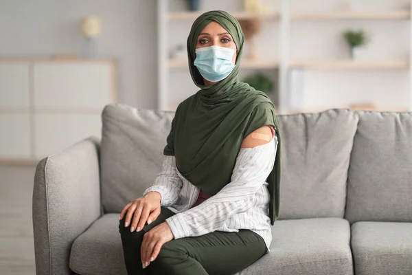 Senior Muslim Lady Showing Vaccinated Arm After Vaccination Sitting Indoors — 스톡 사진
