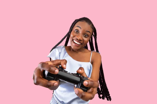 ミレニアル黒女性とともにジョイスティック遊びエキサイティングなビデオゲームオンピンクのスタジオの背景 — ストック写真