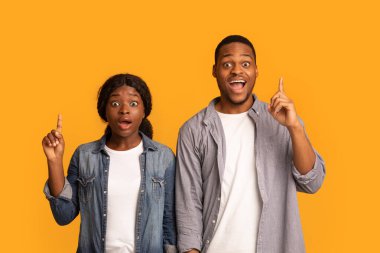 Fikir kavramı. Heyecanlı Afro-Amerikan Çift Parmaklarını Gösteriyor