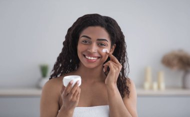 Duştan sonra nemlendirici, yaşlanma karşıtı, kırışıklık önleyici cilt terapisi, covid-19.