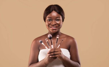 Makyaj Konsepti. Mutlu Siyahi Kadın Makyaj Fırçaları Seti