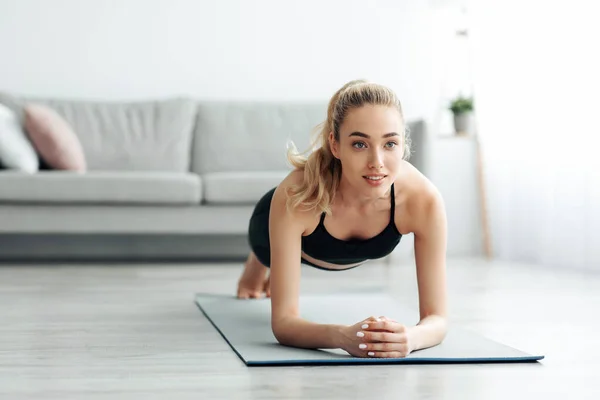 Cura del corpo, allenamento a casa da solo, nuova normalità, perdita di peso e sport attivi — Foto Stock