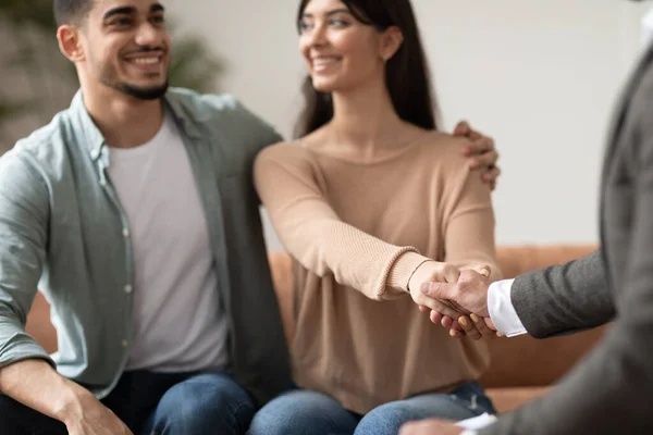 Happy couple shaking hands with therapist at office — Stock Photo, Image