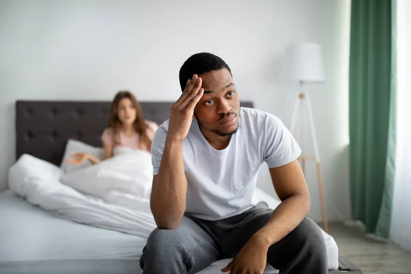 Negativa känslor, problem, gräl. Ung svart kille känner sig upprörd, hans fru skriker på honom i sovrummet — Stockfoto