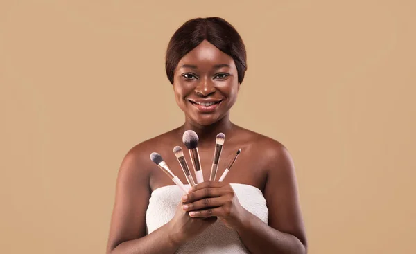 Make-up concept. gelukkig mooi zwart lady Holding set van make-up borstels — Stockfoto