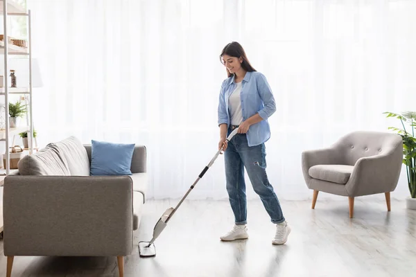 Portrét usmívající se ženy čištění podlahy s sprejem mop — Stock fotografie