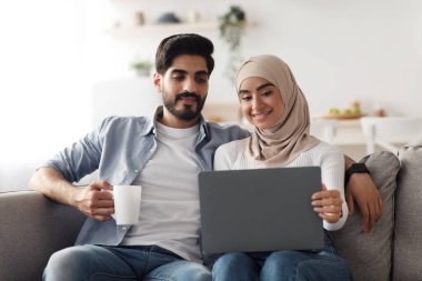 COVID-19 sırasındaki internet aramaları için günaydın, kahve molası ve modern cihazların keyfini çıkarın.