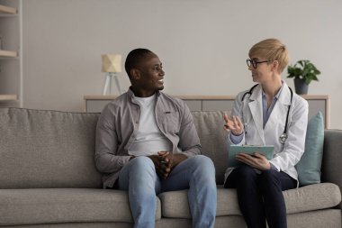 Profesyonel, evde veya klinikte muayene ve tıbbi danışmanlık