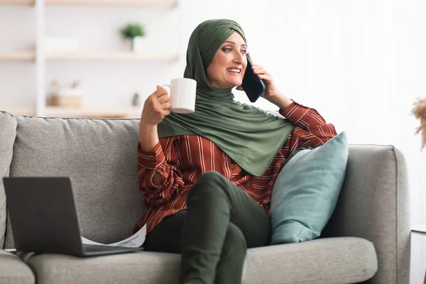 Madura de Oriente Medio dama en Hijab hablando en el teléfono celular en casa — Foto de Stock