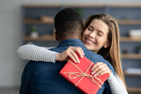 Retrato de feliz joven mujer recibido romántico regalo de su negro novio — Foto de Stock