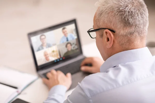 Chat de negocios, dispositivos, conferencia con el jefe de forma remota, nuevo normal para el trabajo y los negocios — Foto de Stock