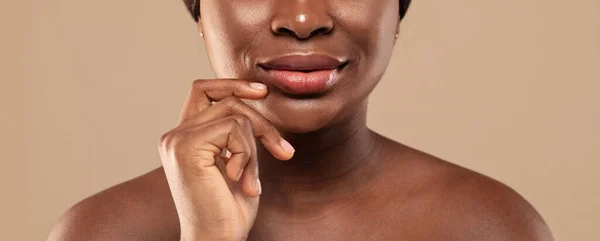 Closeup Shot Of Nude Young Black Woman With Beautiful Plump Lips — 스톡 사진