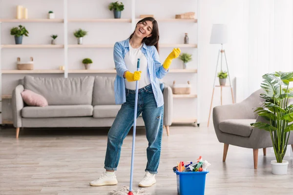 Portrait of holding woman cleaning floor singing holding mop — 图库照片